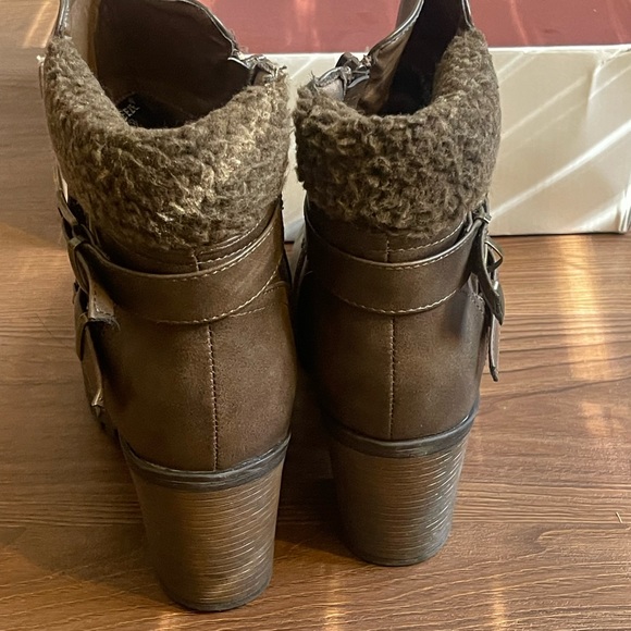 Nature Breeze Awe-01 Leatherette Shearling Buckled Chunky Heel Bootie sz 8.5 - Picture 9 of 9